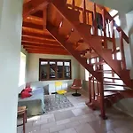 Mugs بيت ضيافة